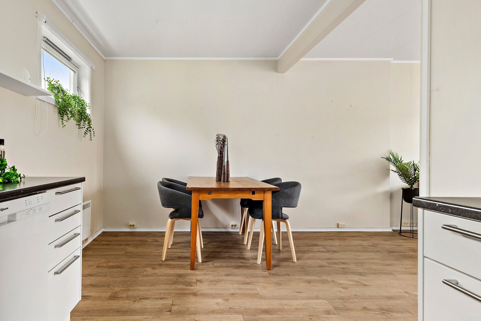 Det er god plass til både spisestue rett ved kjøkkenet Galleribilde