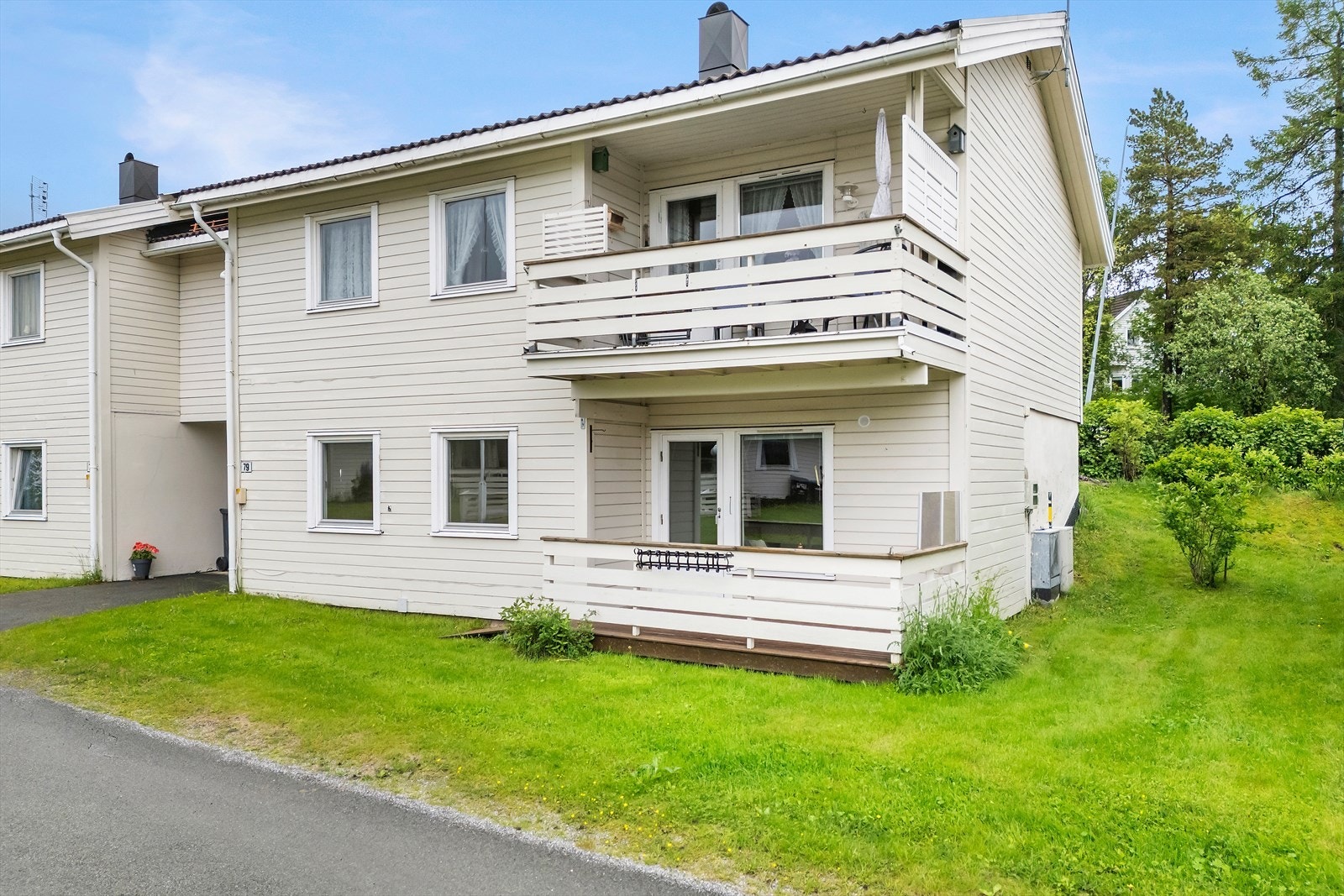 Leiligheten ligger i 1. etasje i en firemannsbolig, med praktisk planløsning og alt på ett plan. Galleribilde