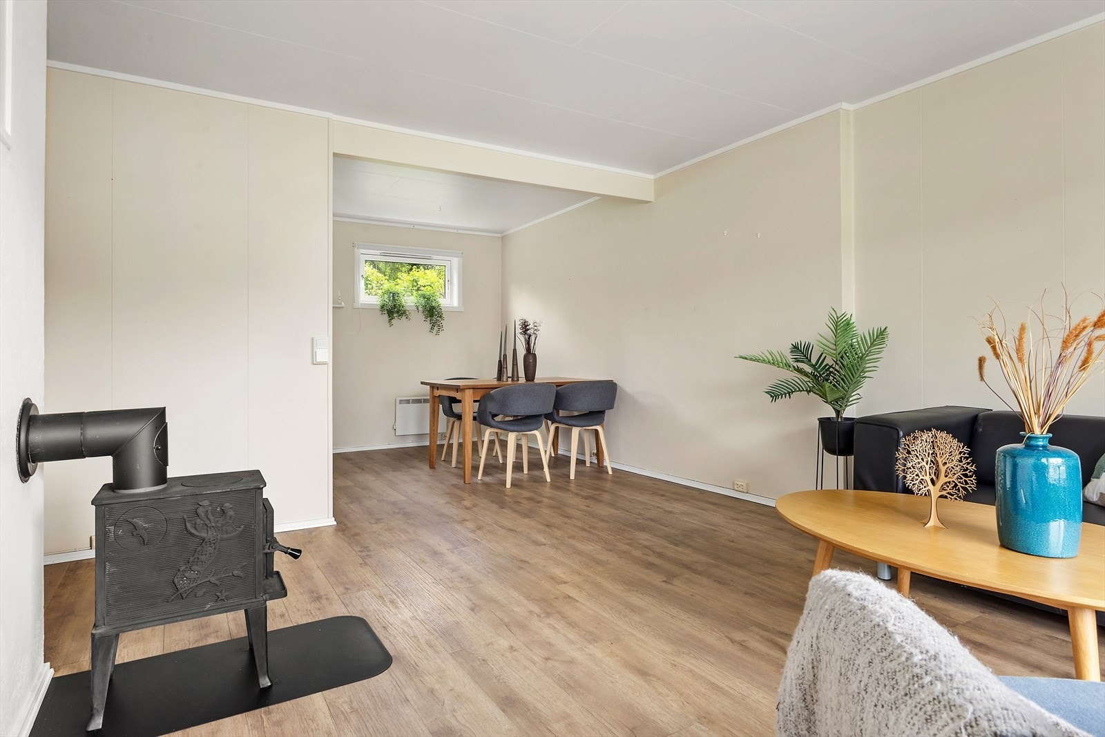 Leiligheten har alt på ett plan og en gjennomtenkt planløsning med entré, romslig bad/vaskerom, to soverom, bod og åpen stue- og kjøkkenløsning. Galleribilde