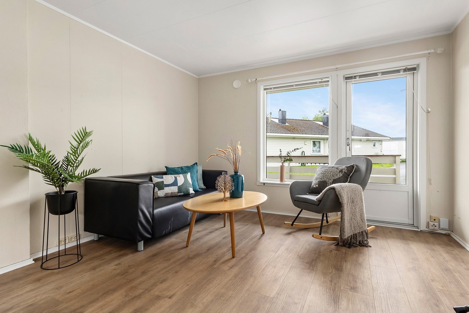 Videre inn i boligen er det en lys stue med åpen løsning mot kjøkkenet. Galleribilde