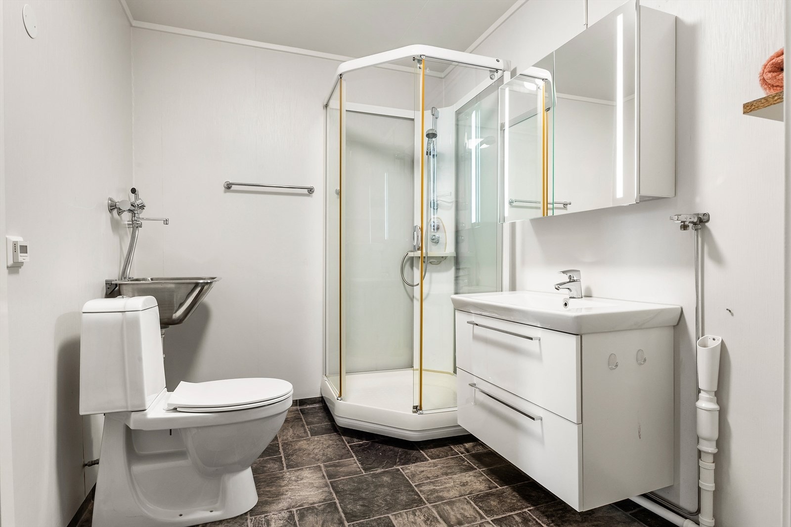 Fra badet er det inngang til innvendig bod Galleribilde