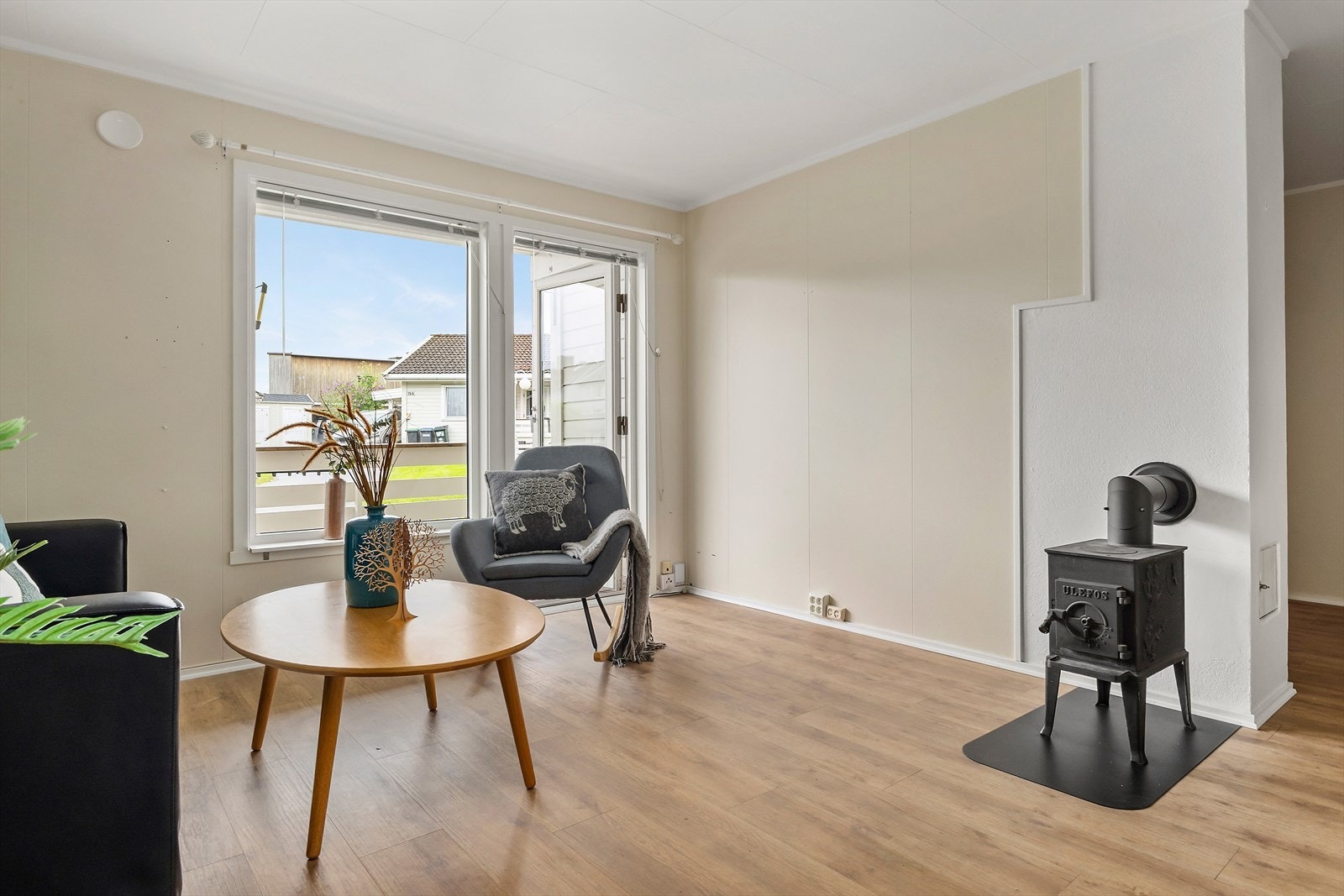 Vedovn i stue og varmekabler i gulv på bad. Ellers oppvarming med strøm. Galleribilde