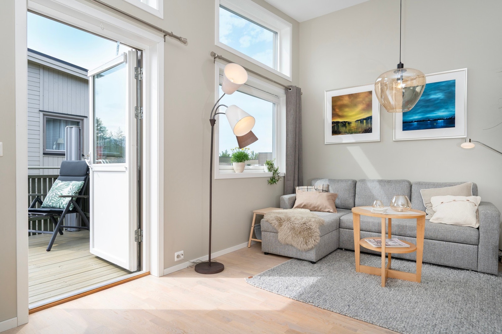 Det er veranda med utgang fra stue. Galleribilde
