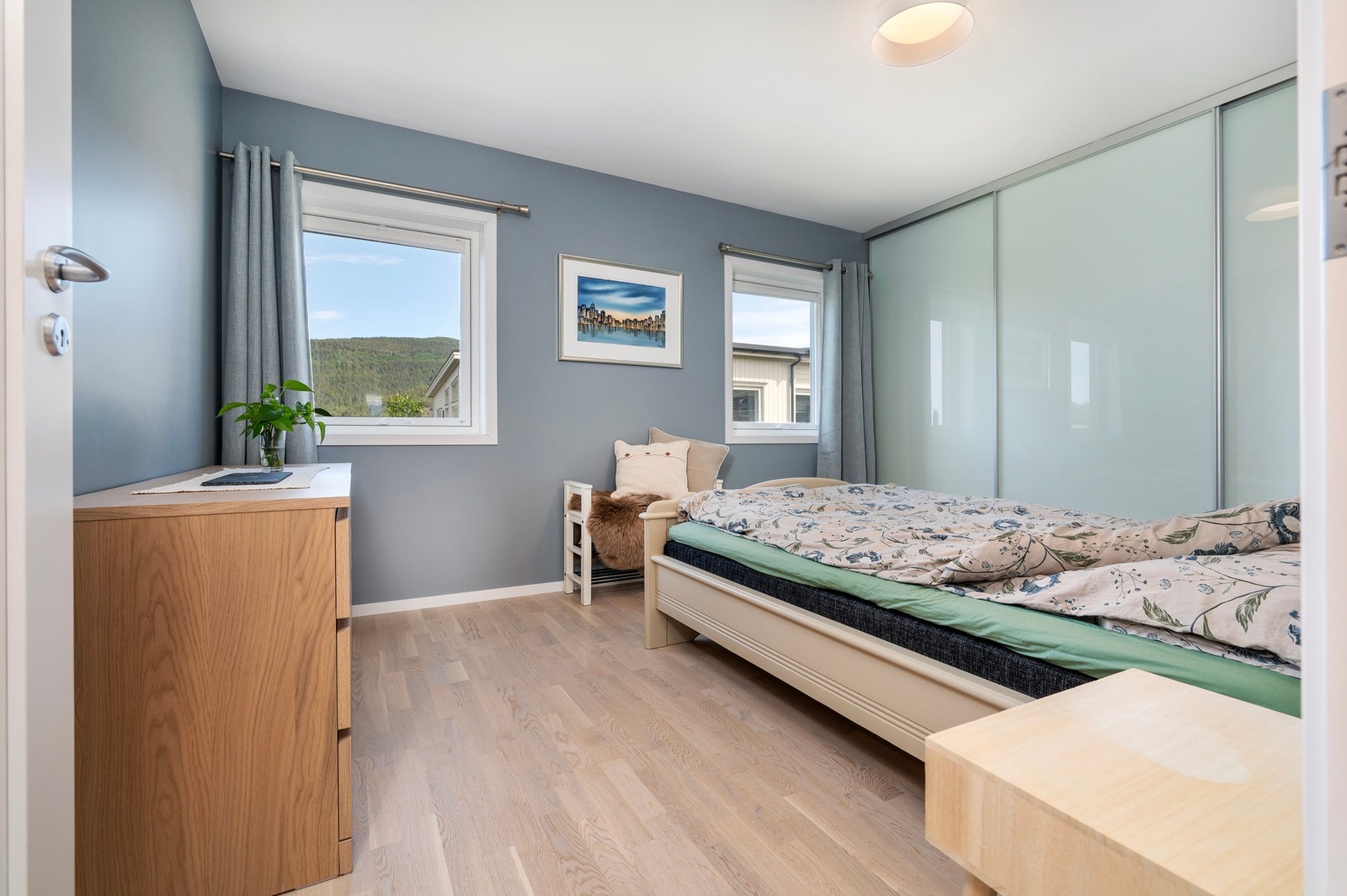 Hovedsoverommet har god plass til dobbeltseng. Galleribilde