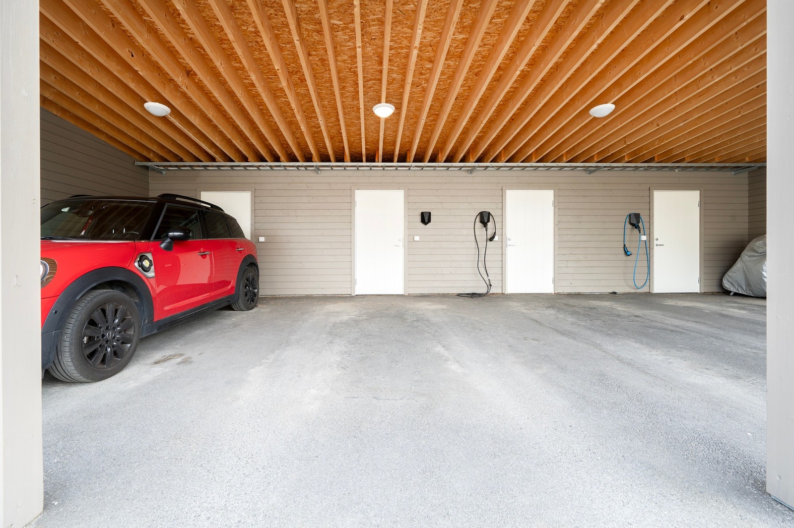 Leiligheten disponerer egen parkeringsplass i felles carport. Galleribilde