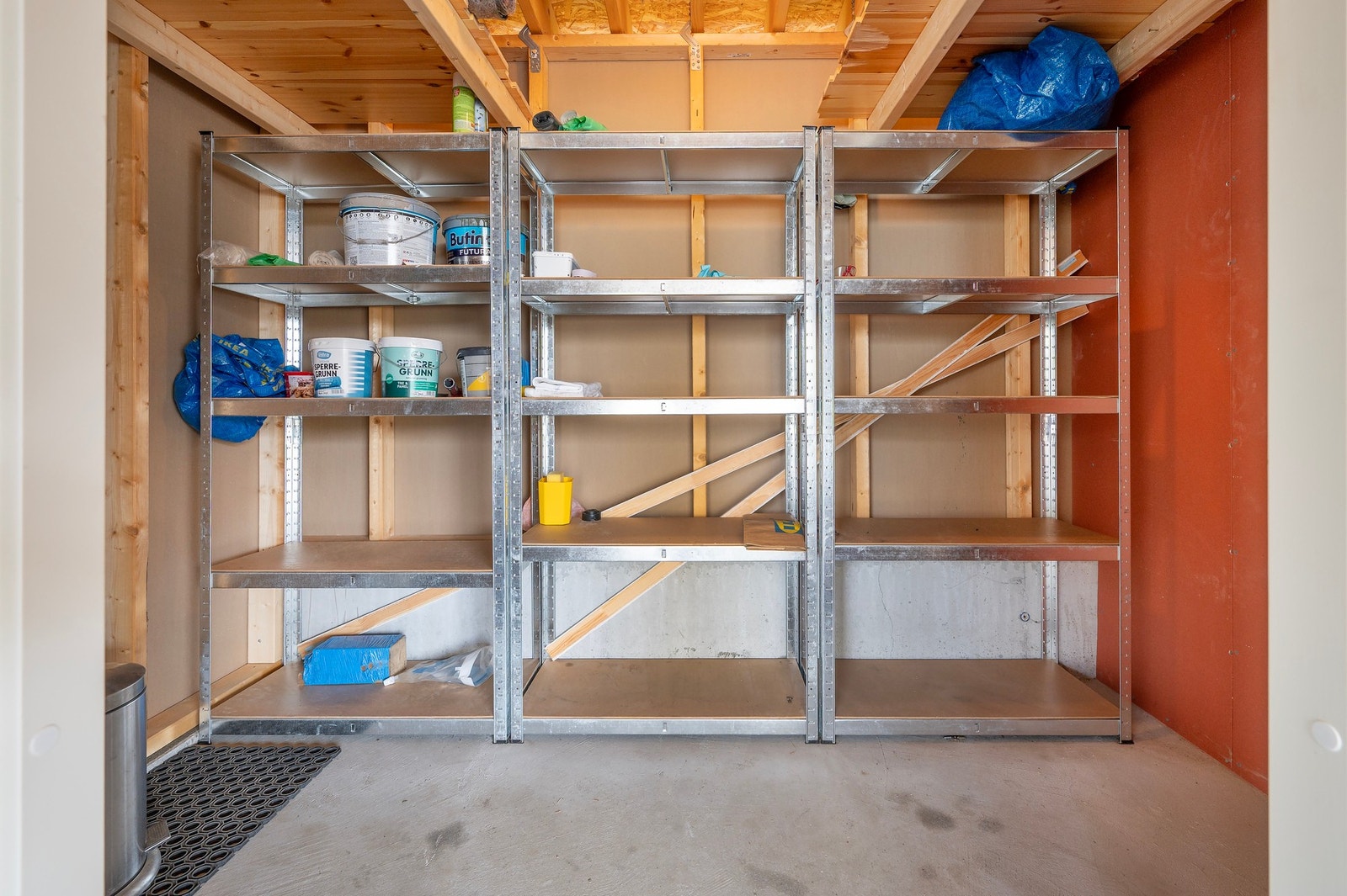 I tillegg medfølger en bod i bakkant av carport på ca. 5 m². Galleribilde