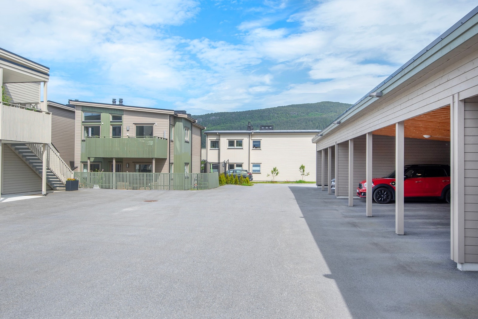 Sameiets navn er Sameiet FjordsynFjordsyn BKS4 og består av 10 boligseksjoner. Galleribilde