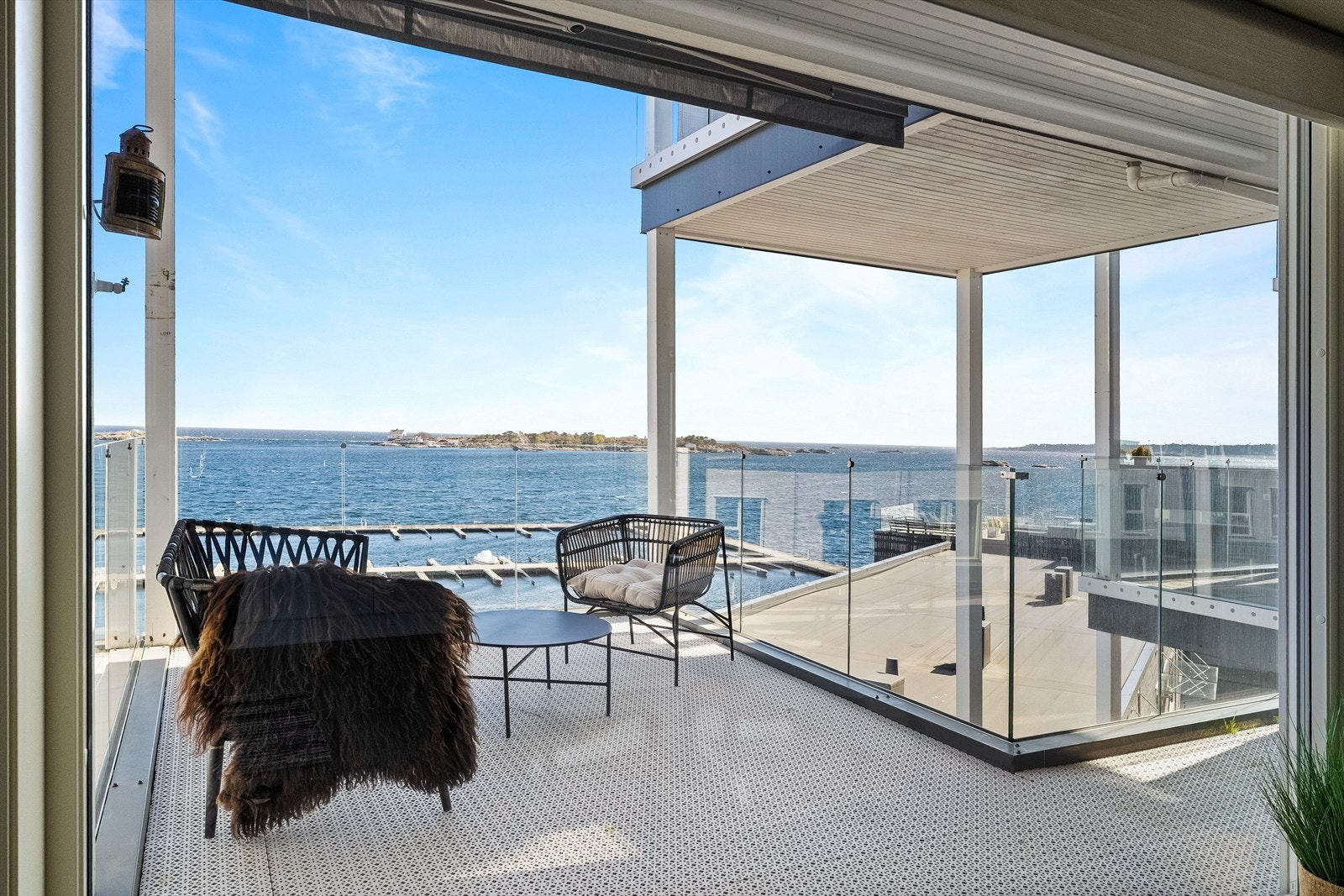 Fra stuen/kjøkken er det utgang på solrik terrasse. Galleribilde