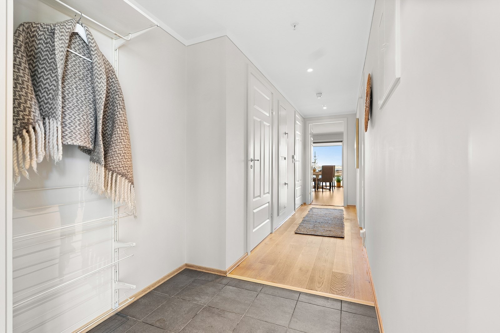 Entréen er delvis flislagt. Galleribilde