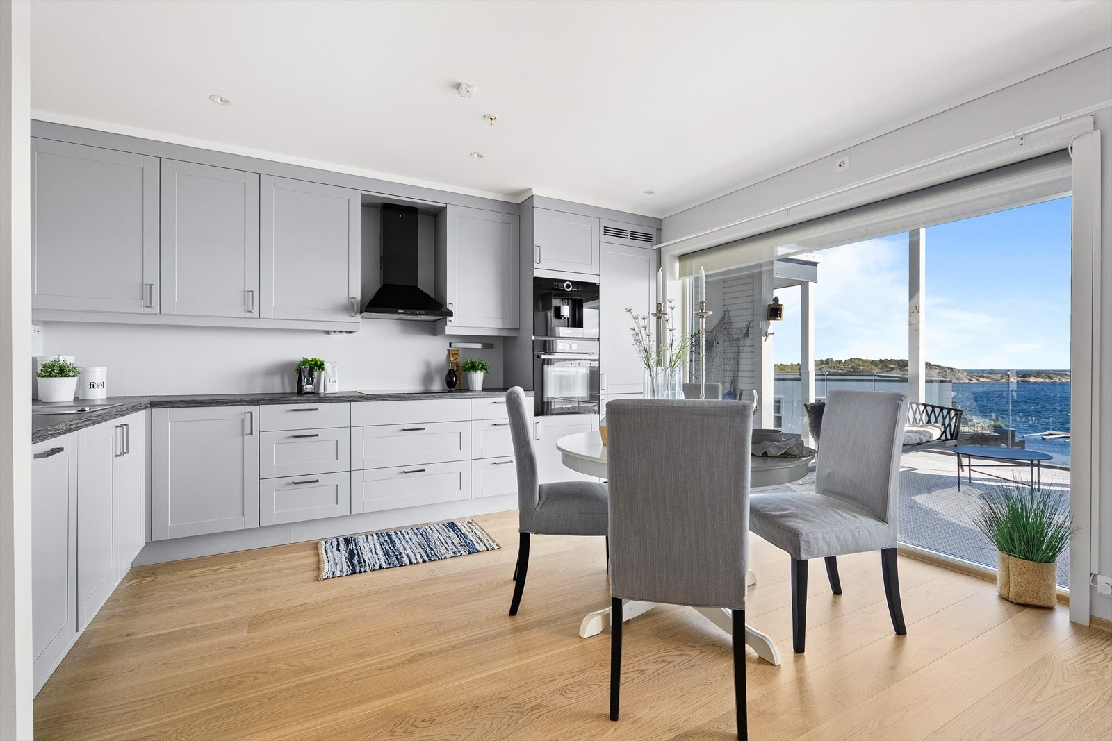 Kjøkkenet har innredning med glatte fronter og benkeplaten er av laminat. Galleribilde