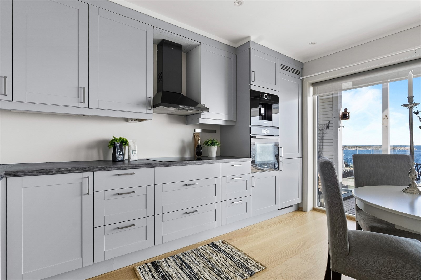 Kjøleskap, fryser, oppvaskmaskin, platetopp og stekeovn er integrert i innredningen. Galleribilde