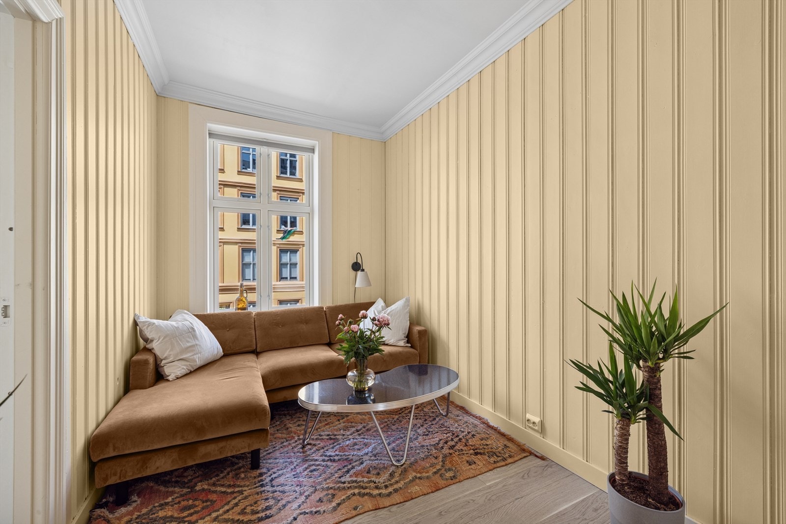 Andre enden av stuen er utstyrt med en praktisk integrert skapseng, som kan heves og legges inntil veggen. Galleribilde