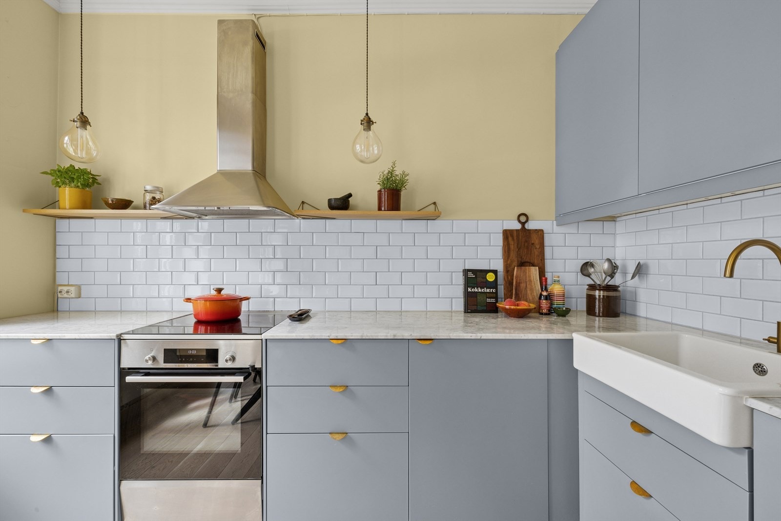 Kjøkkeninnredningen, som var ny i 2019, er fra Noremax og kjøkkenet fremstår svært moderne og velutstyrt. Galleribilde