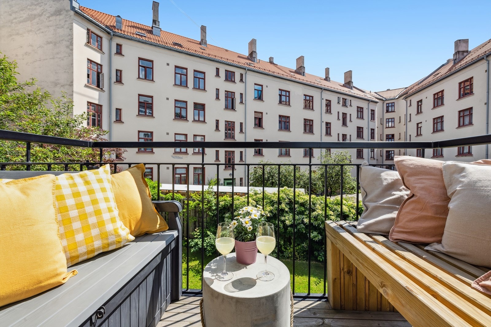 Leiligheten har en god intern beliggenhet, utmerket plassert i bygårdens 2. etasje, med utgang til balkong som vender mot en rolig bakgård. Galleribilde