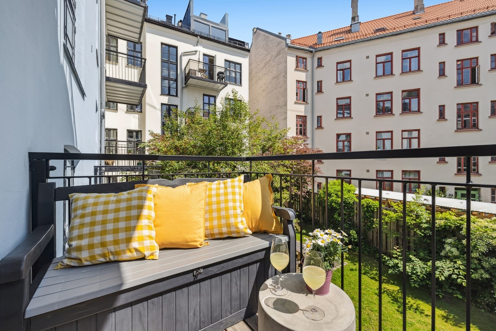 Balkongen er orientert mot sydøst og vender inn mot bakgården. Den har tregulv og en plassbygd benk for tilrettelagt sitteplass. Galleribilde