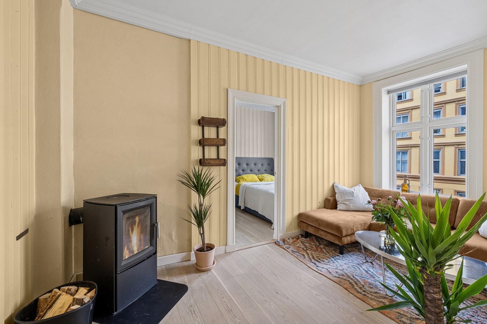 Den herlige stueavdelingen gir plass til sofa, TV og spisebord. Galleribilde