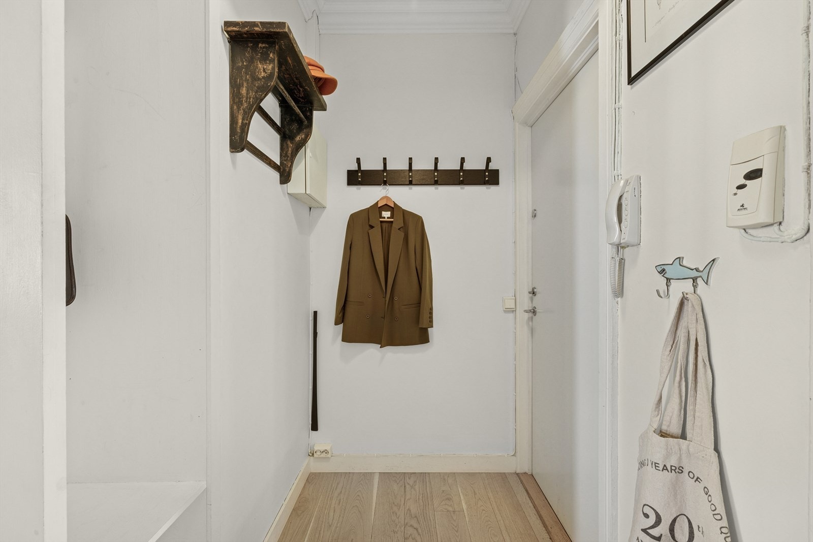 Entré med plass til å henge fra seg yttertøy og sette fra seg sko. Galleribilde