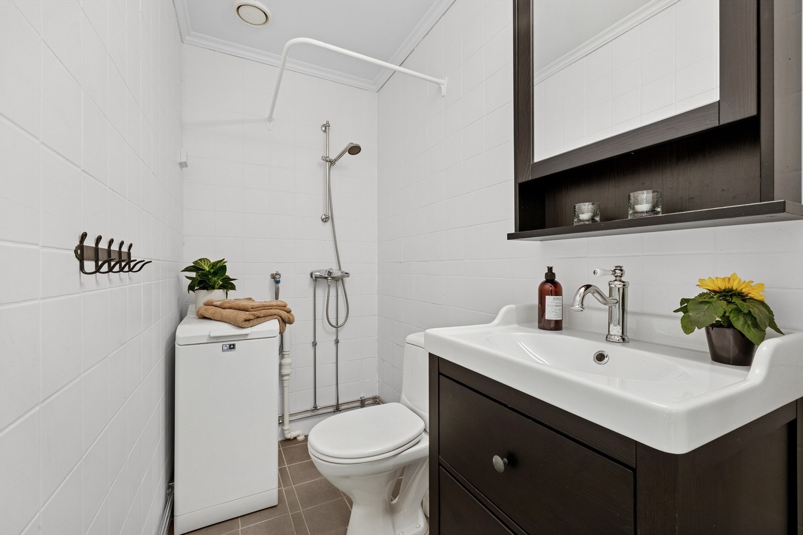 Baderommet ble rehabilitert av borettslaget i 2004, og har siden blitt oppgradert med fliser og varmekabler i 2018, samt ny innredning i 2020. Galleribilde