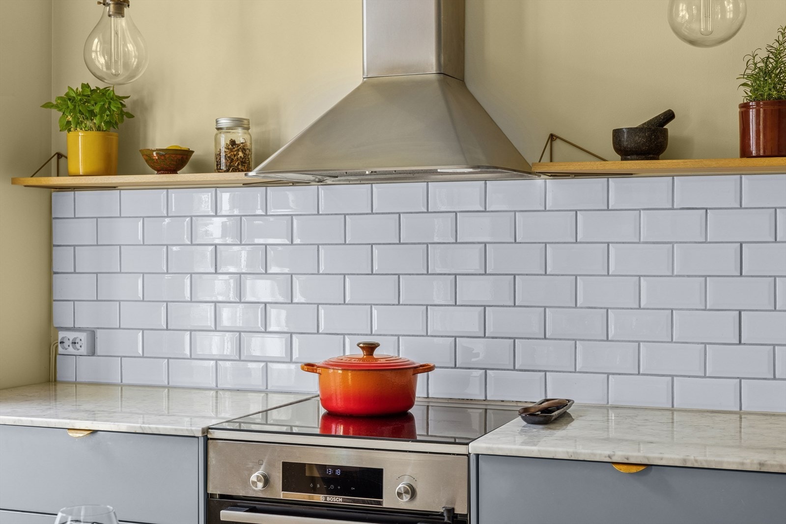 Det er fliser på deler av veggen over benkeplaten. Galleribilde