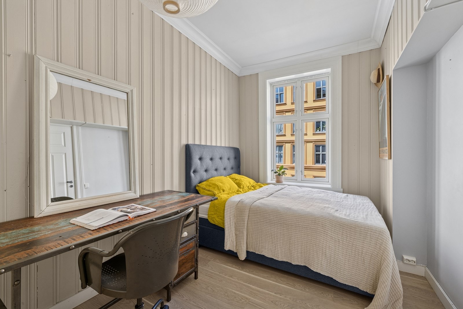 Hovedsoverommet er av god størrelse med plass til dobbeltseng, nattbord og annet ønskelig møblement. Galleribilde