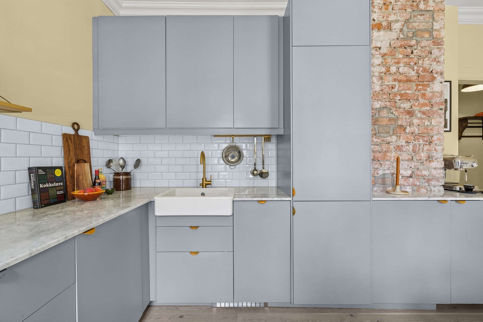 Kjøkkenet ligger adskilt i eget rom med plass til stort spisebord. Galleribilde