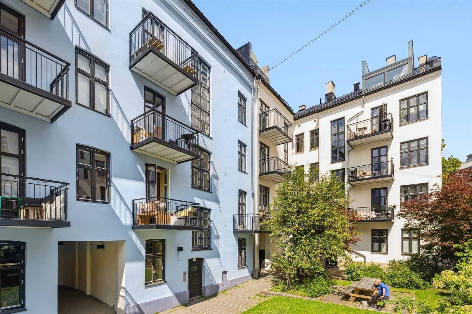 Borettslaget består av 34 boliger, og bakgården er pent opparbeidet med gressplen, sandkasse, belysning og en fellesgrill som kan benyttes om sommeren. Galleribilde