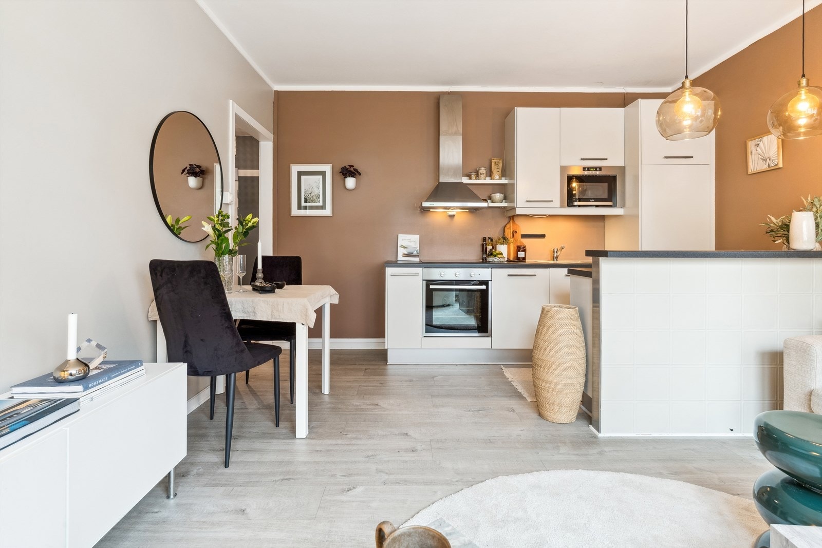 Kjøkken og spiseplass er sømløst integrert i en åpen løsning som utnytter plassen godt. perfekt for både hverdag og gjester! Galleribilde
