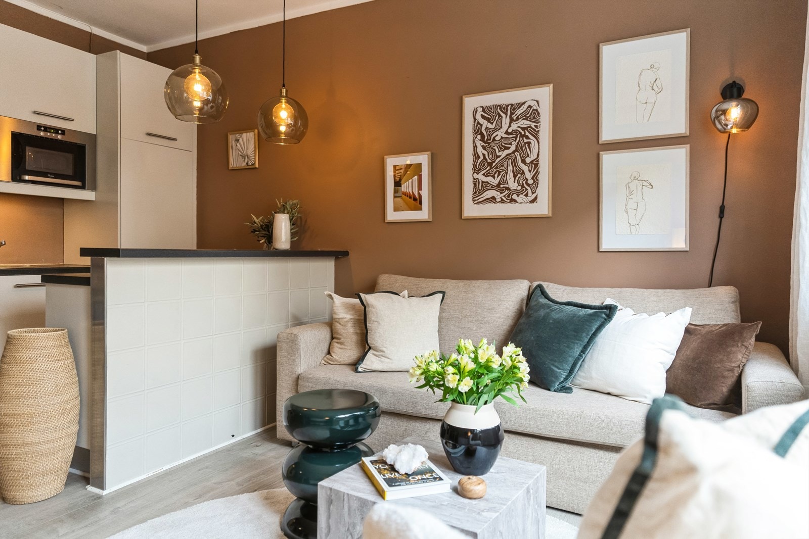Lun fargepalett og harmonisk belysning skaper en innbydende stuesone perfekt for både avslapning og sosiale kvelder. Galleribilde