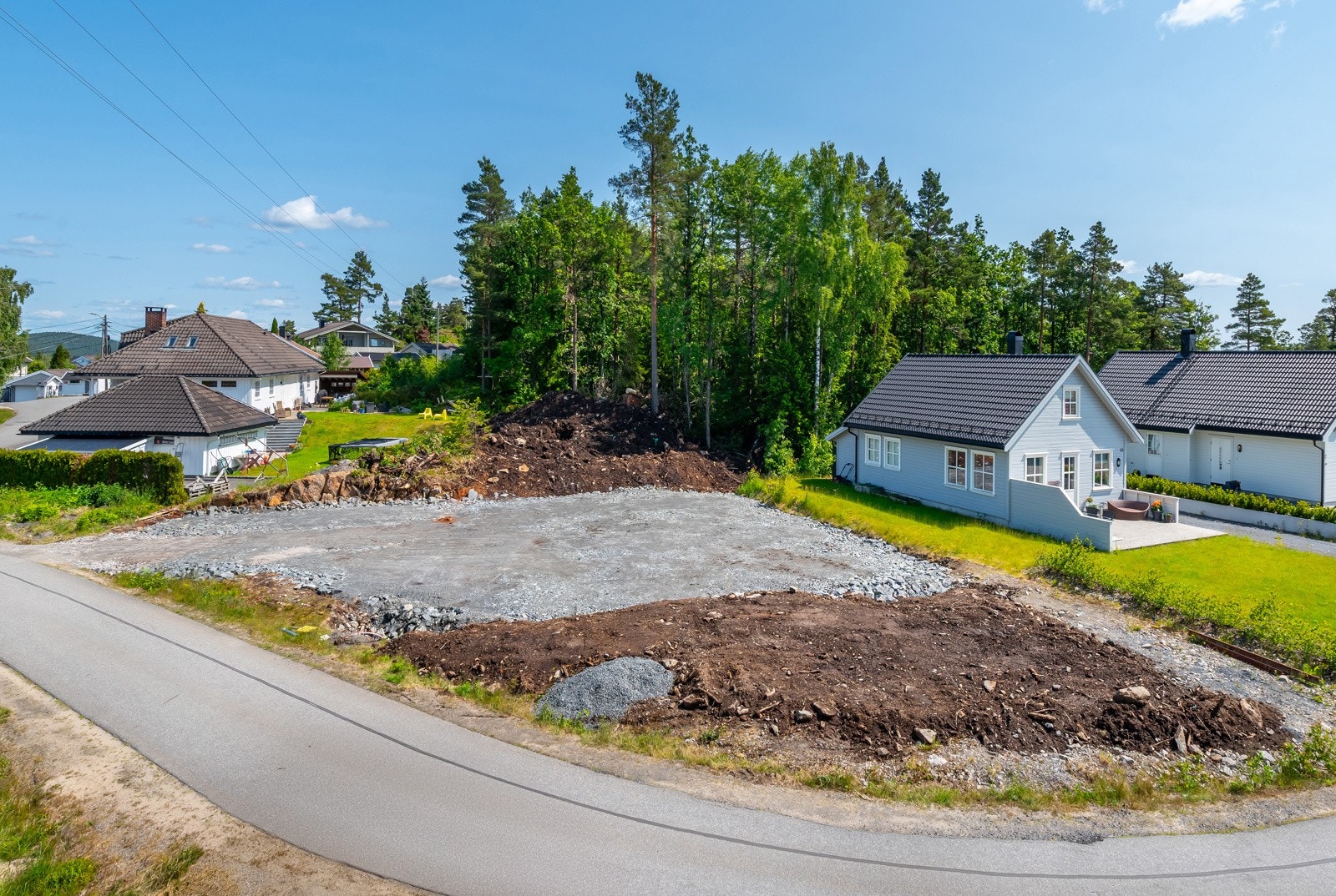 På tomten er det prosjektert en vertikalt delt tomannsbolig med god standard Galleribilde