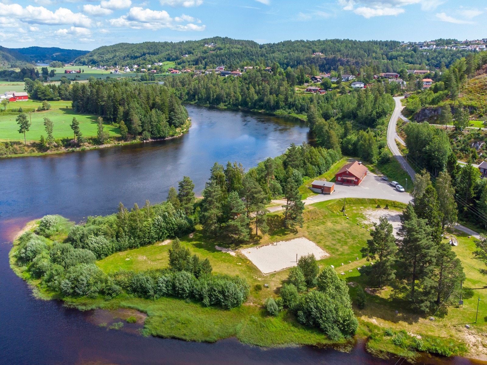 Osevollen familiepark med friområde, sandvolley- og tennisbane. Området ligger i utløpet av Songelva, like utenfor sentrum. - Kopi Galleribilde
