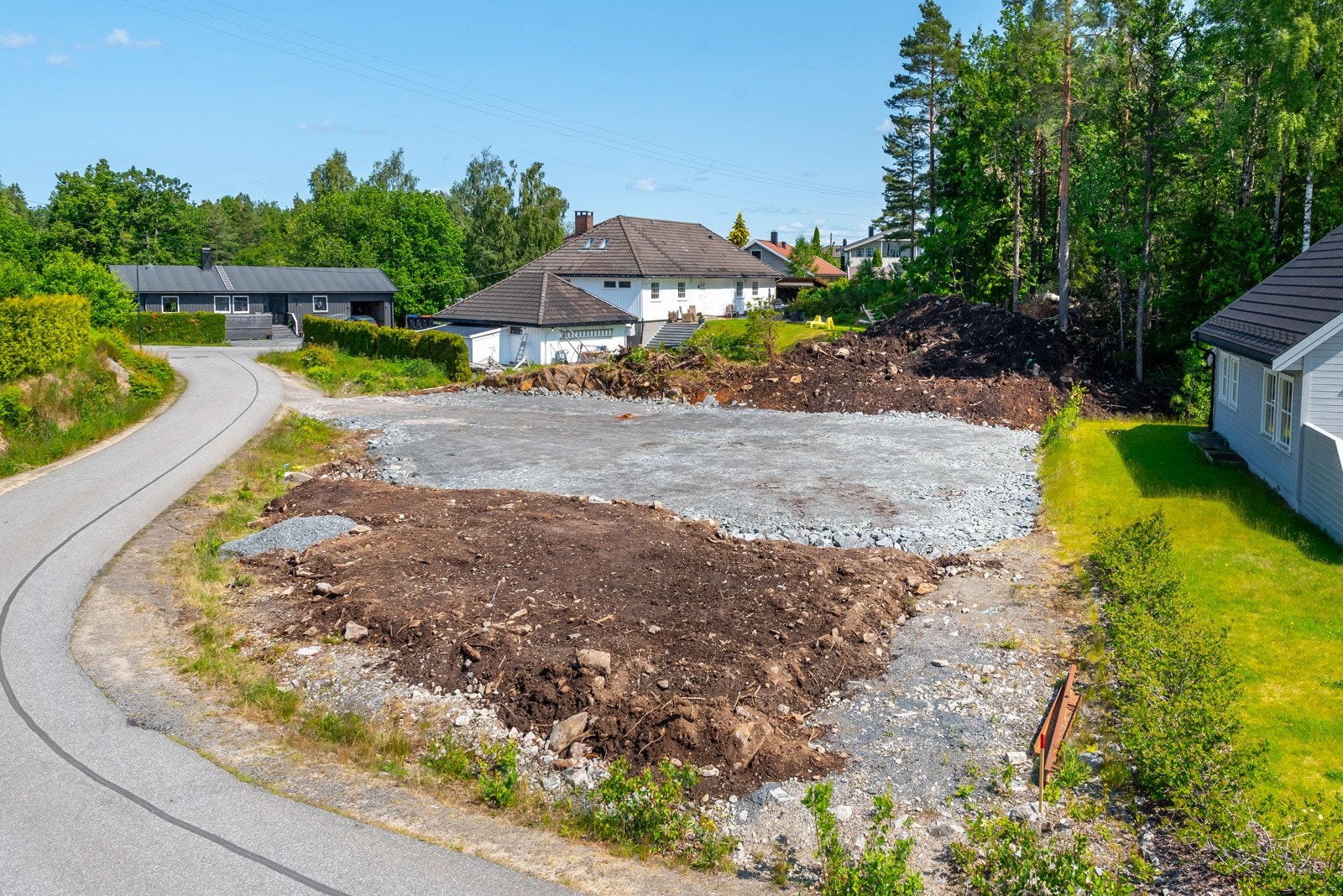 Eiendommen ligger i et nyere boligfelt i det etablerte boligfeltet i Langedal. Boligfeltet ligger ut mot Nidelva og har utsikt over mot Blakstadheia. Galleribilde
