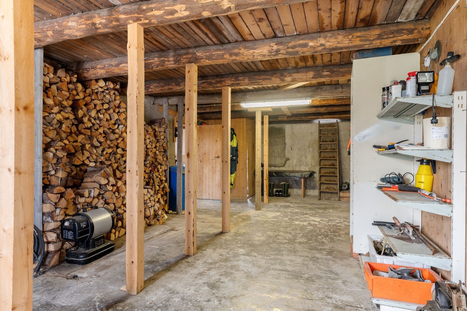 Ved og det meste av utstyr medfølger i handelen Galleribilde