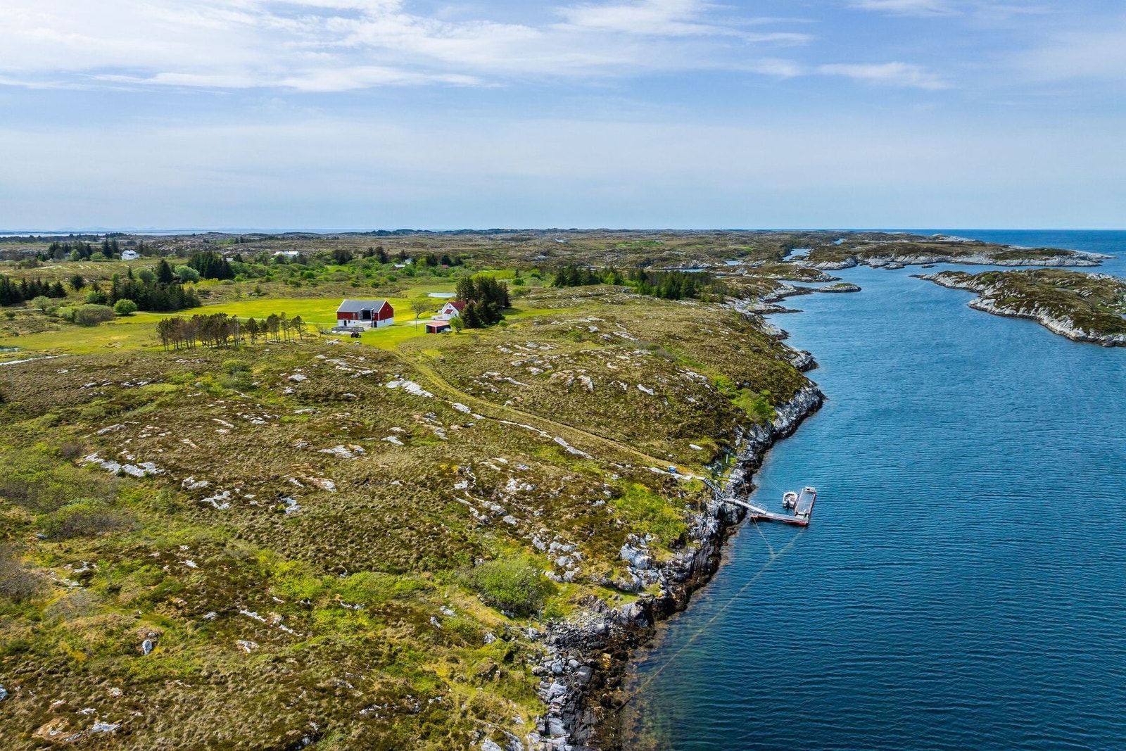 Kort vei fra egen flytebrygge til låve og hovedhus, her ligger alt til rette for landbruksdrømmen! Galleribilde