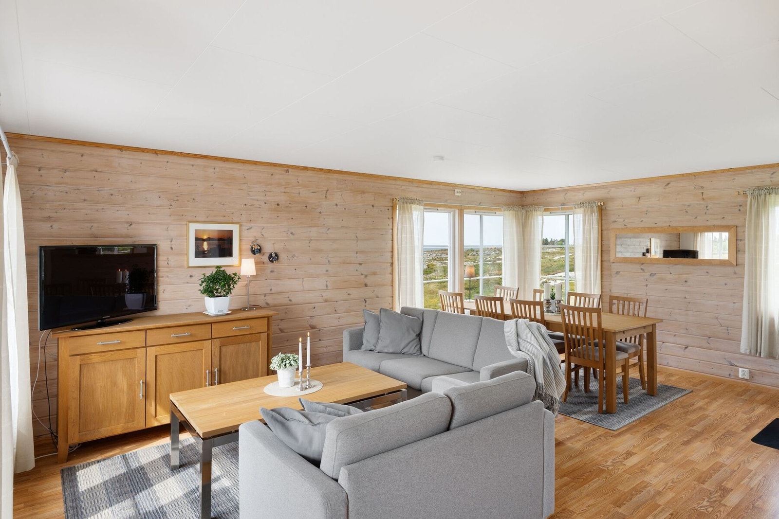 Romslig og åpen løsning mellom kjøkken og stue på 33 kvm. Galleribilde