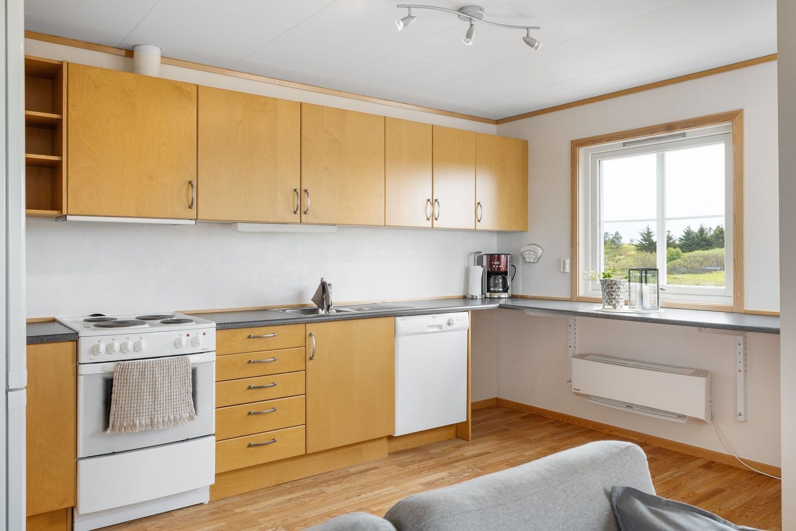 Praktisk og lettvint kjøkken som har godt med benkeplass Galleribilde