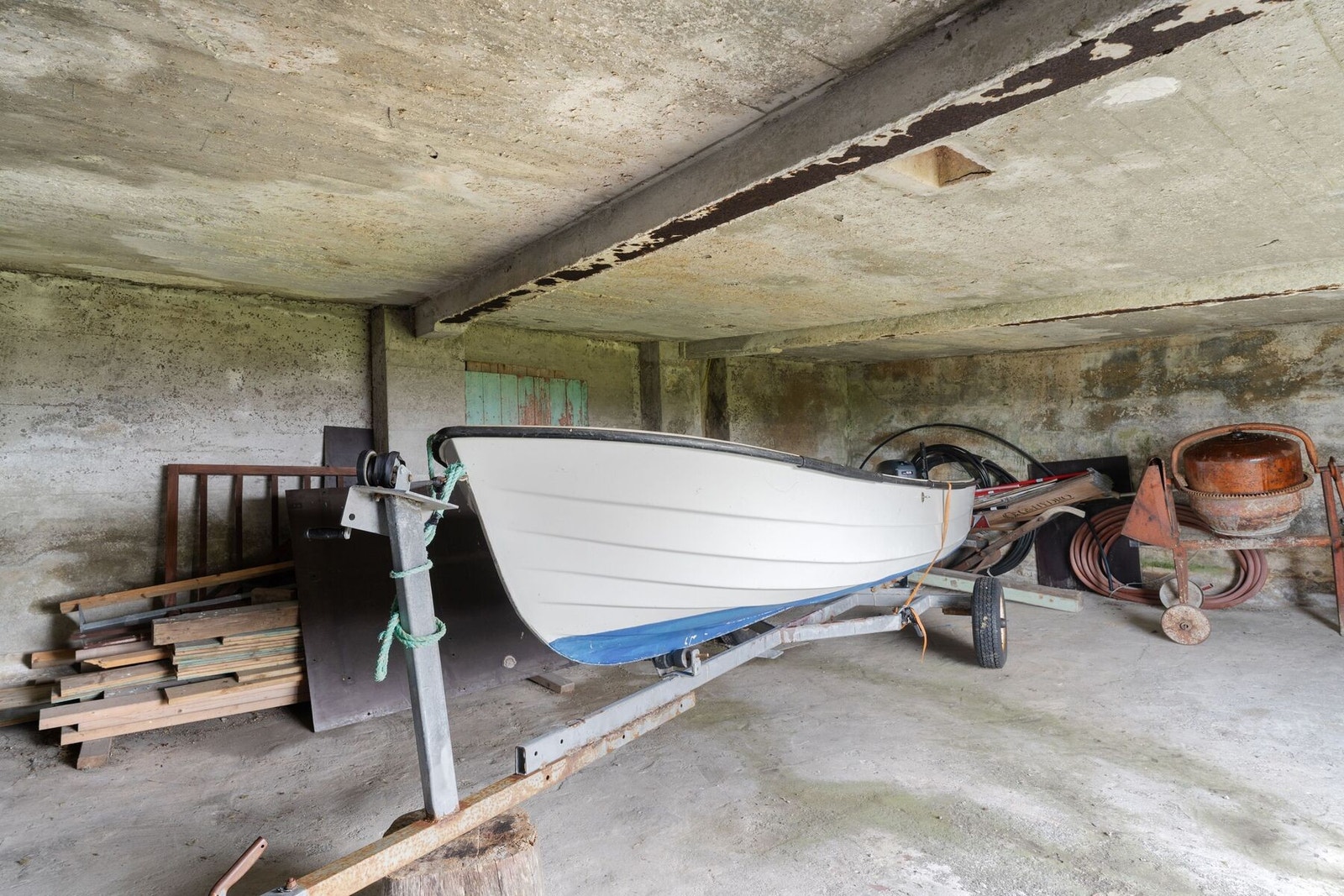 I underetasjen på låven finner du et stor lagringsrom med plass til f.eks. båt(er). Båten medfølger i handelen Galleribilde