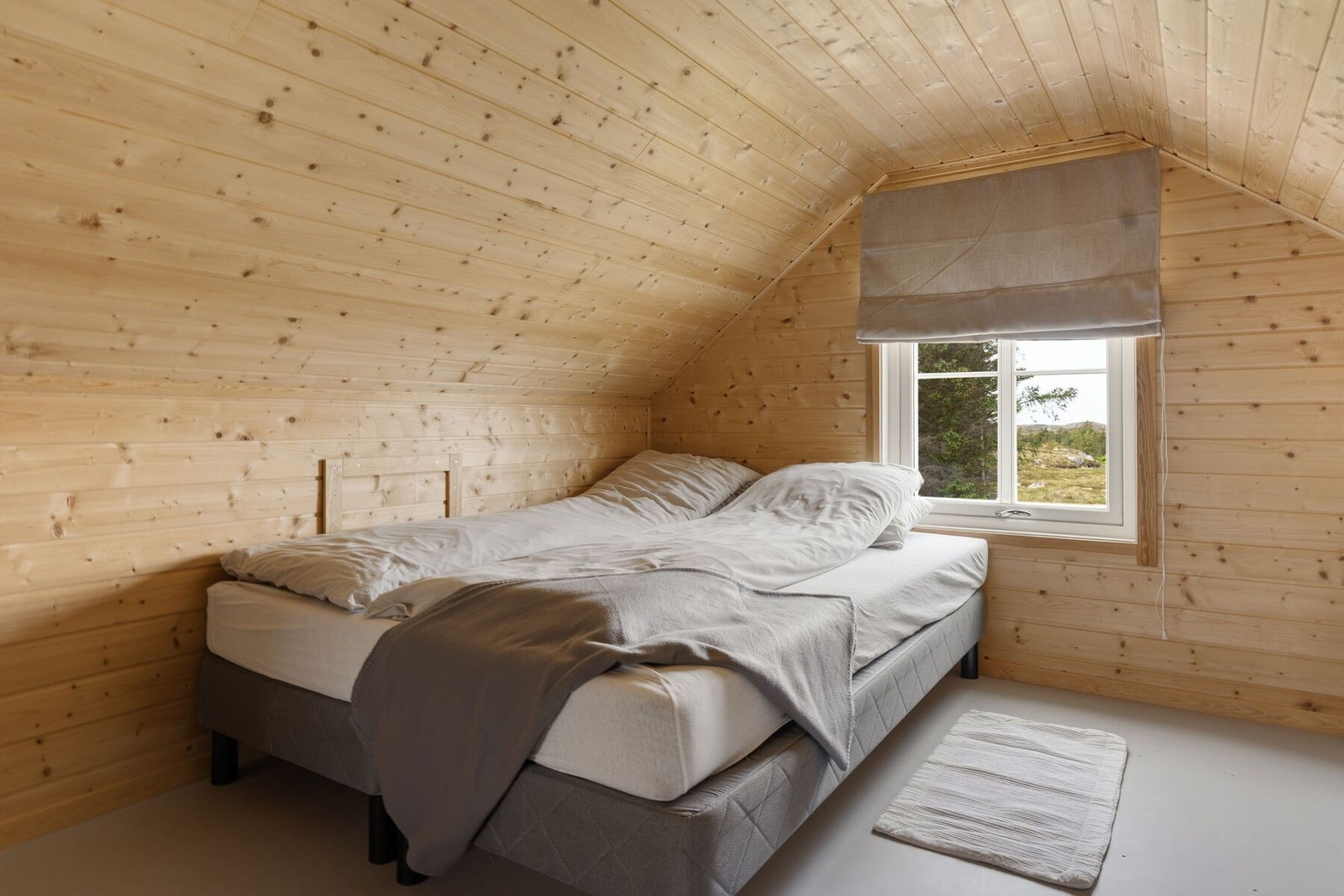 Stor hems som har blitt benyttet til overnatting (ikke godkjent som oppholdsrom). Gulvareal på 33,8 kvm. Galleribilde