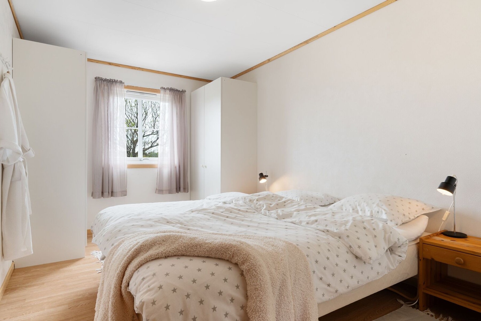 Hovedsoverom på 10,9 kvm. i lyse toner Galleribilde