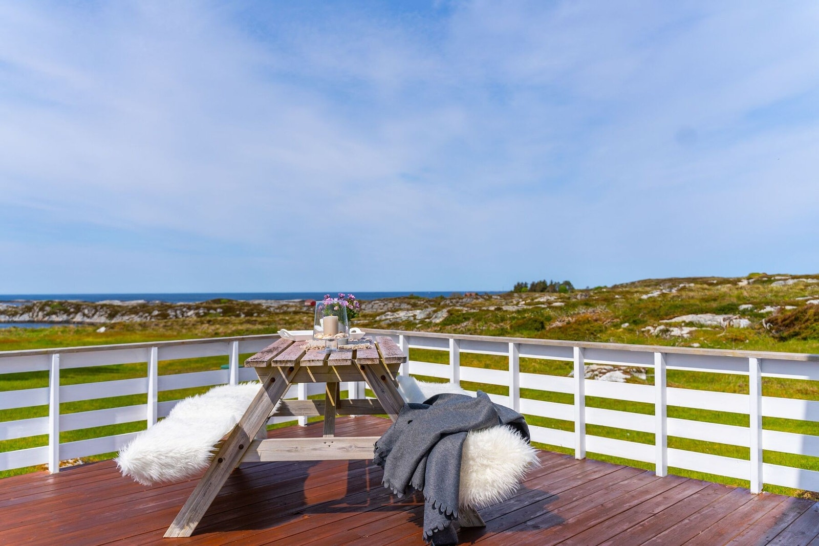 Verandaen er på totalt 83,8 kvm. og strekker seg fra sør til vest Galleribilde