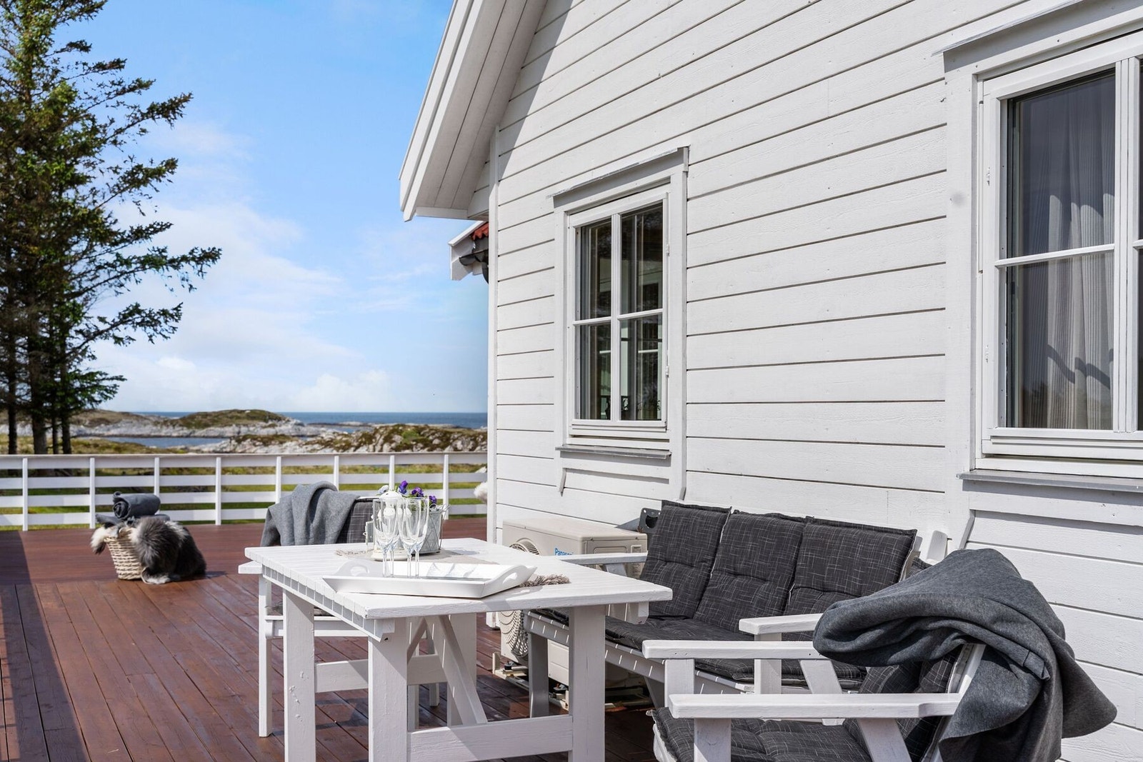 Balkongen nyter sol hele året, på denne siden fra ca. klokken 06.00 til 12.00 Galleribilde