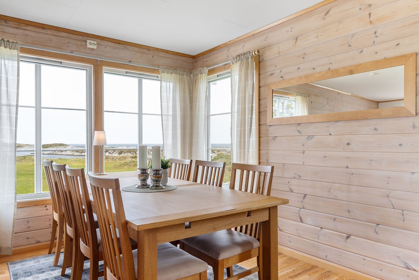 Hyggelig spisestue med store vinduer som gir en god romfølelse Galleribilde