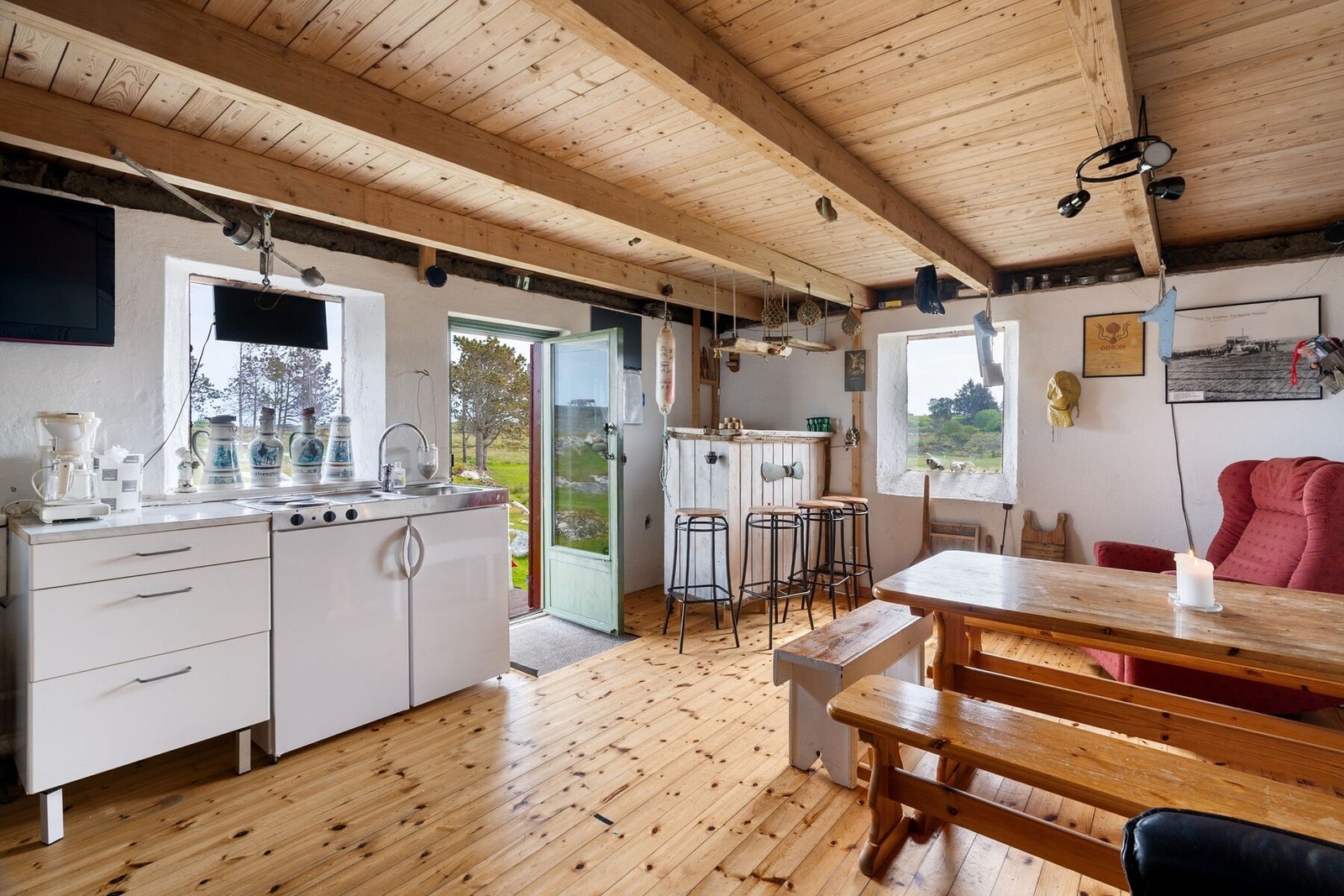 Hyggelig bar-rom i underetasjen på låven Galleribilde