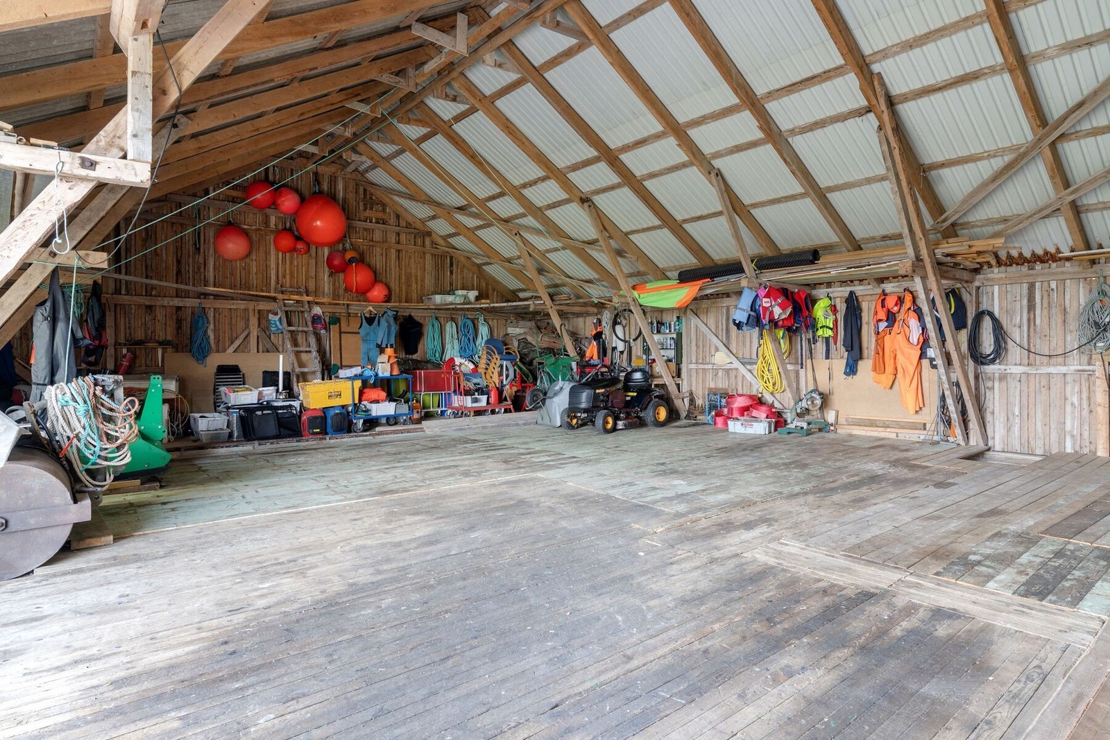 Her er det masse plass til kjøretøy og forskjellig utstyr, det meste medfølger i handelen Galleribilde