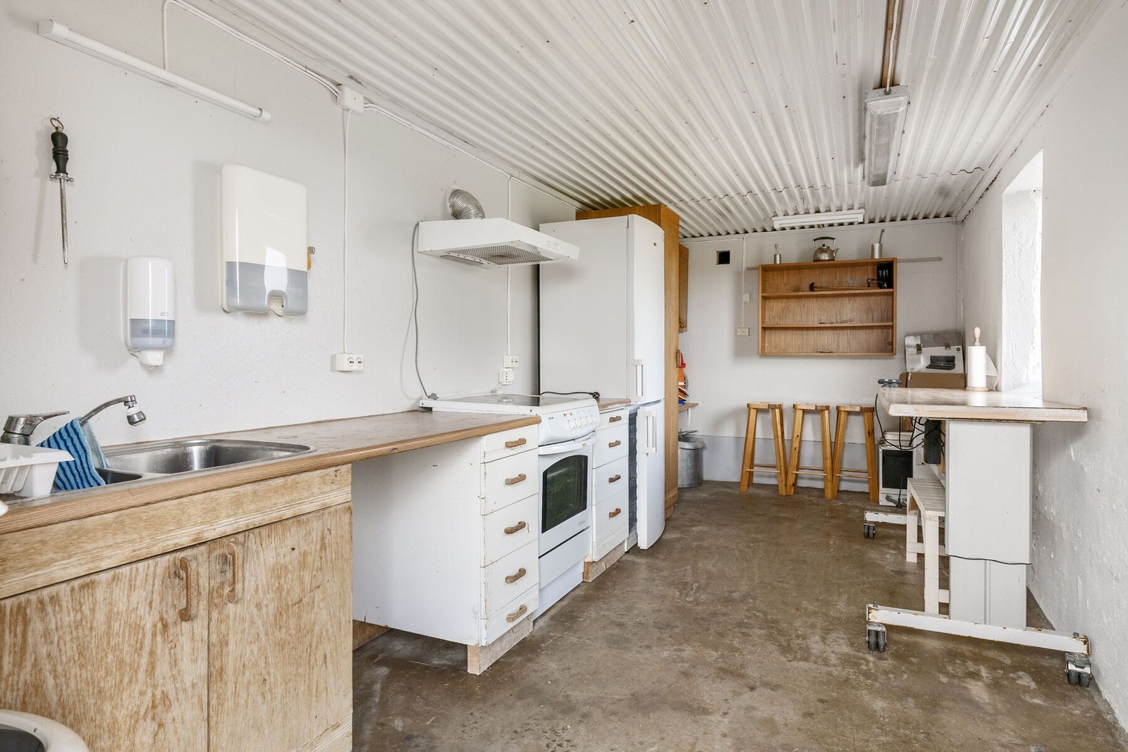 Meget kjekt grovkjøkken/ sløyerom i låven, perfekt når man har fått storfangst! Galleribilde