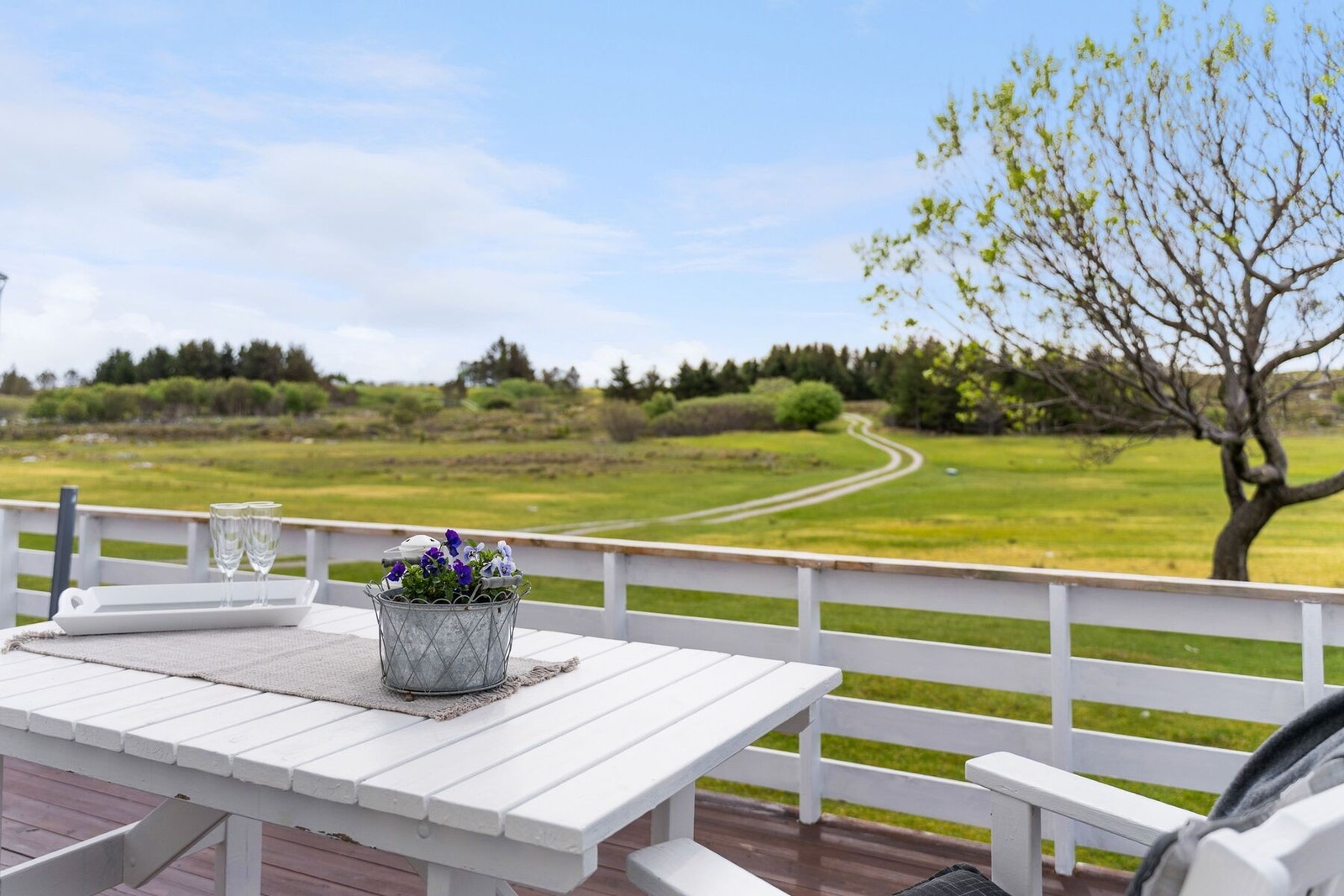 Flott utsyn på egen eiendom fra verandaen mot sør Galleribilde