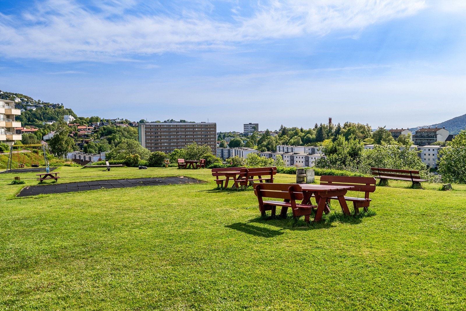 - Fine grøntarealer like utenfor blokken - Galleribilde