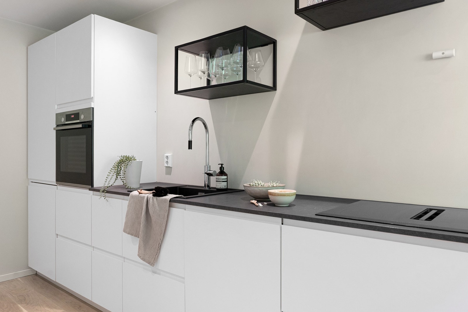 - God oppbevaringsplass i dype skuffer, samt skap - Galleribilde