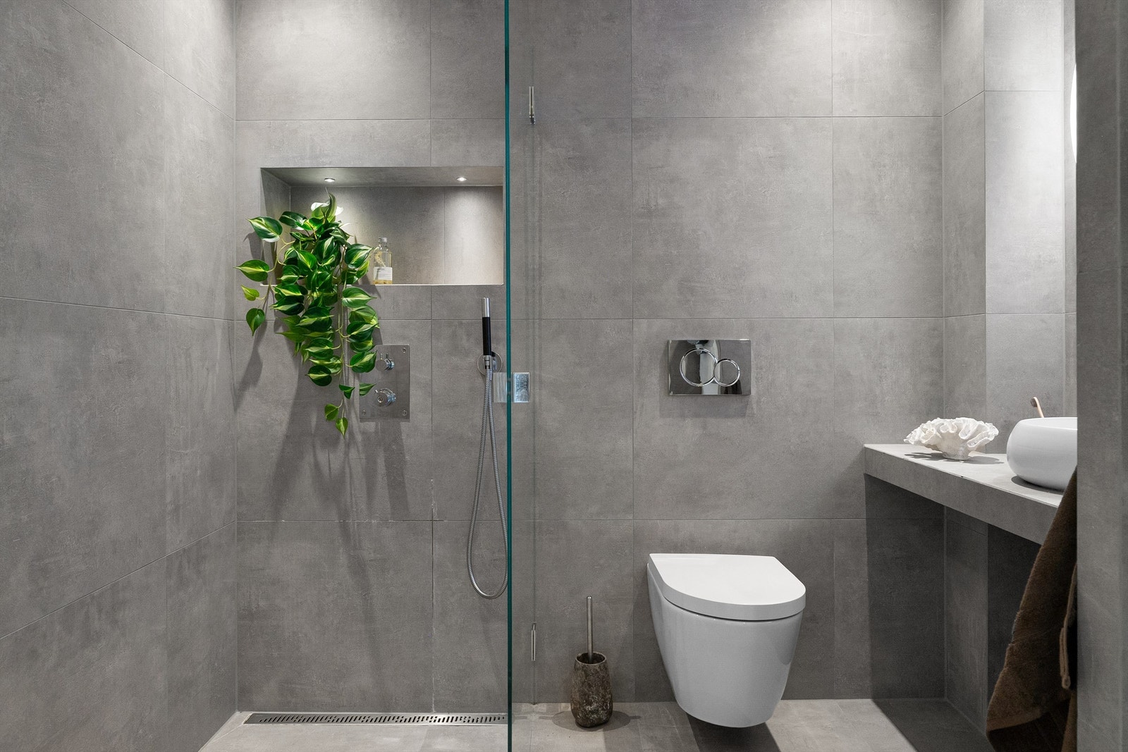 - Lekre detaljer med påkoster nisje i dusjsone, vask og vegghengt toalett - Galleribilde