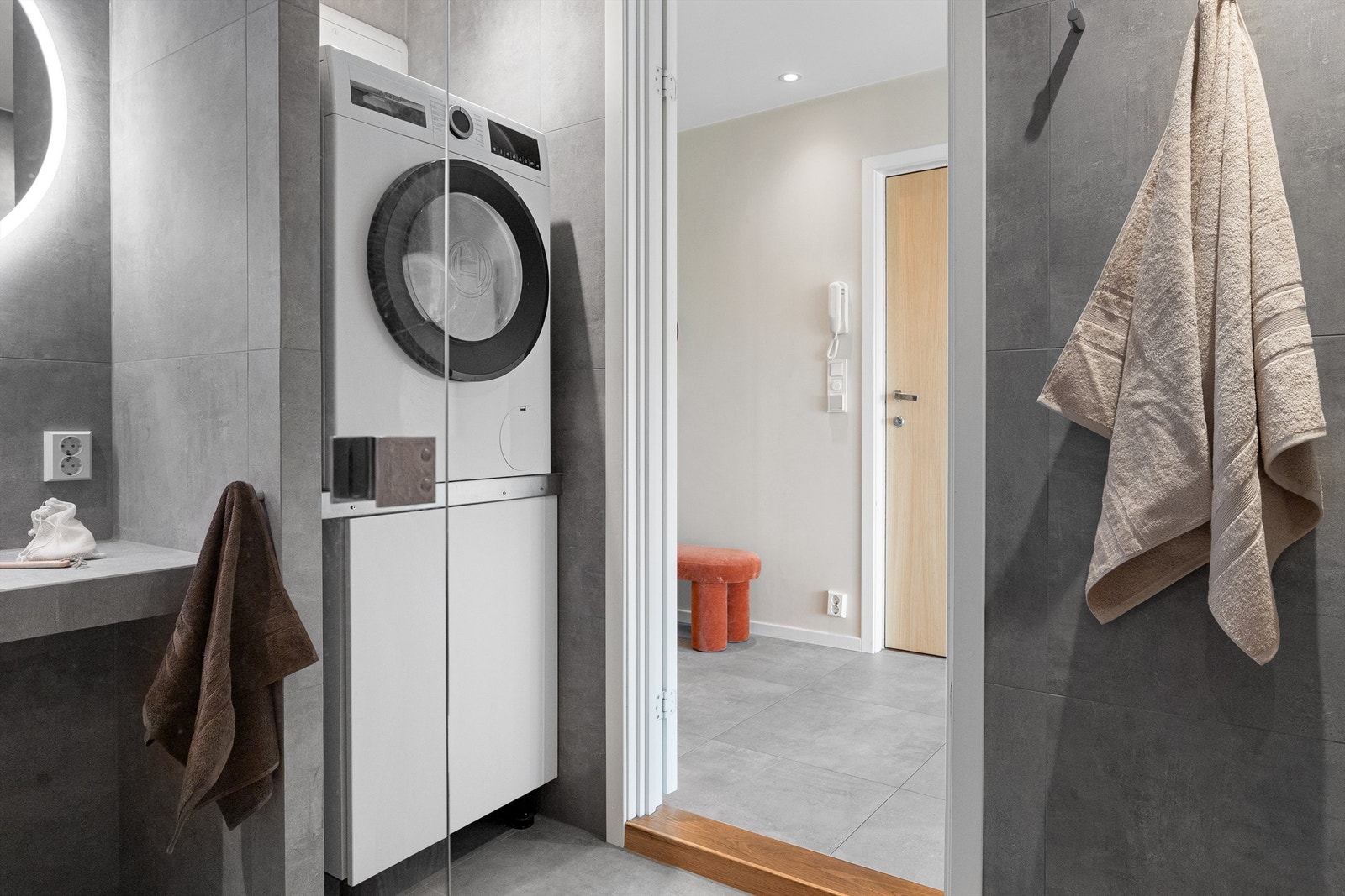 - Badet er helflist med varme i gulv og spotter i tak - Galleribilde