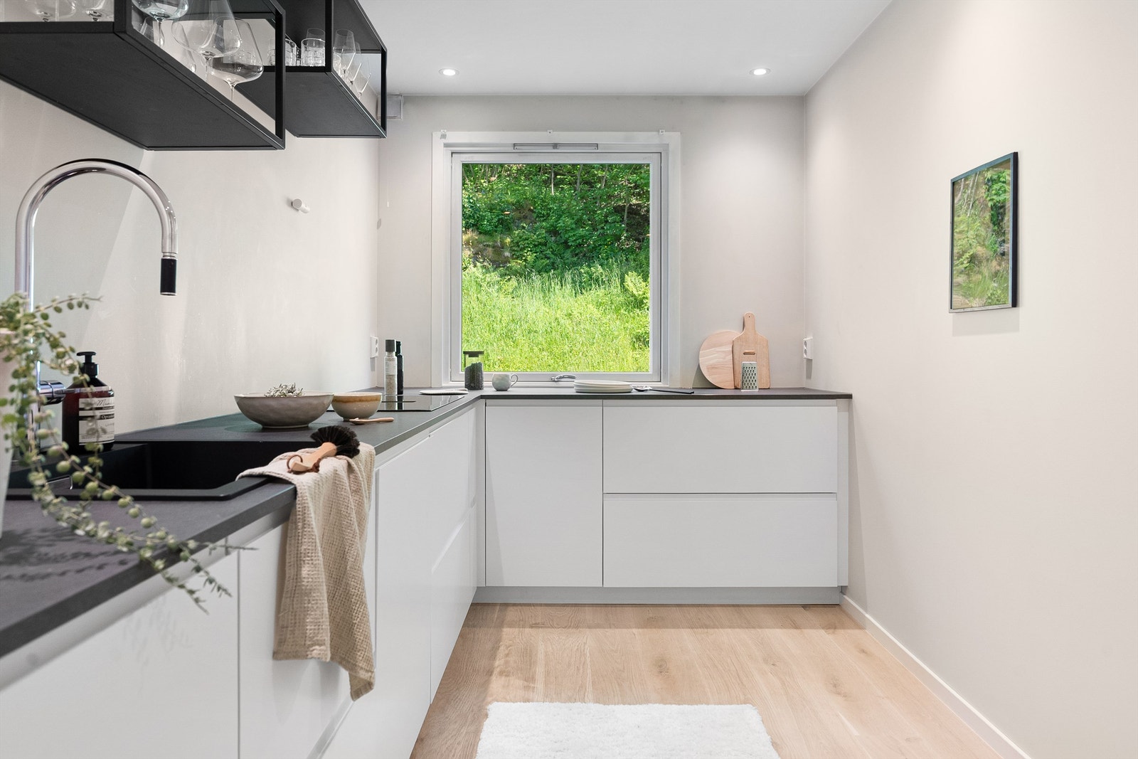 - Leiligheten er gjennomgående oppusset i 2021 og har gjennomgående god og moderne standard - Galleribilde